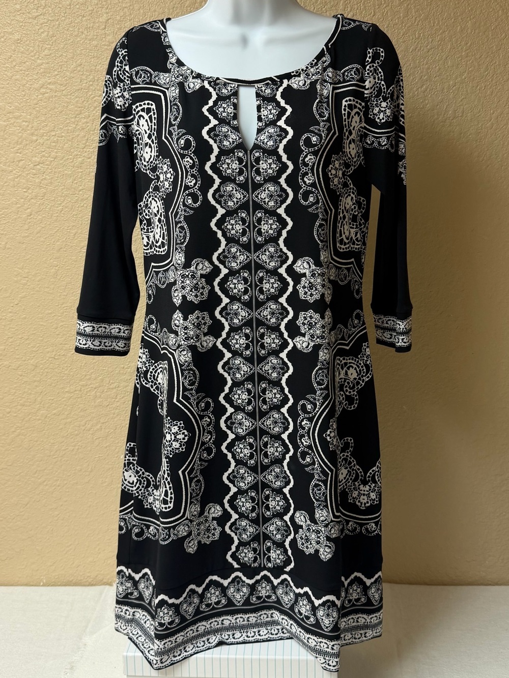 4/$20 White House Black Market Black and White Printed Long-Sleeve Dress